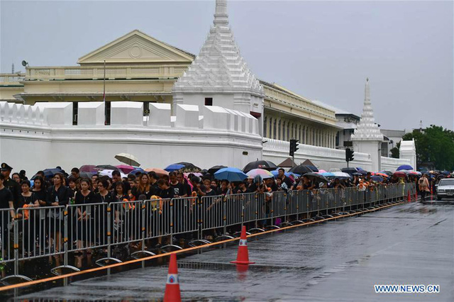 Thái Lan tưởng niệm 1 năm ngày vua Bhumibol Adulyadej băng hà - Ảnh 3.