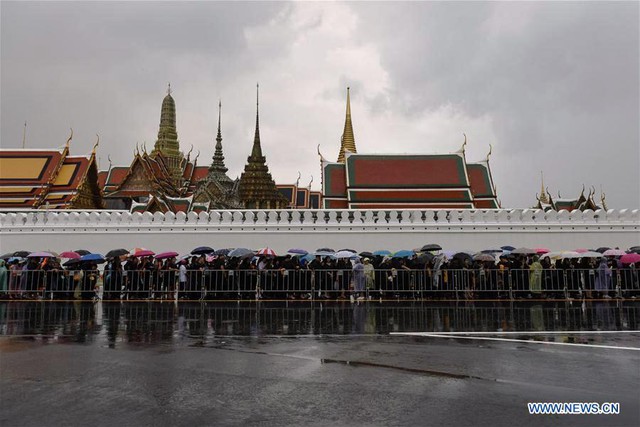 Thái Lan tưởng niệm 1 năm ngày vua Bhumibol Adulyadej băng hà - Ảnh 6.