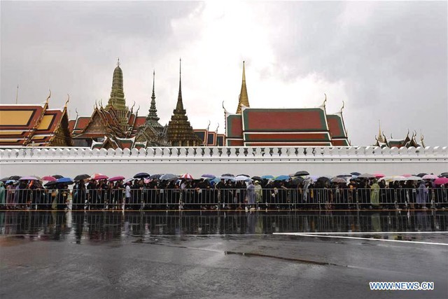 Thái Lan tưởng niệm 1 năm ngày vua Bhumibol Adulyadej băng hà - Ảnh 4.