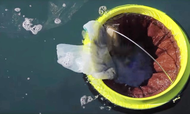 Đưa vào sử dụng thùng rác nổi dọn rác đại dương - Ảnh 1.