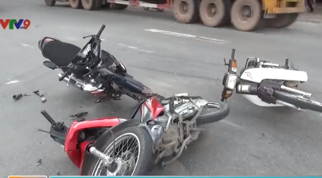 Bình Dương: Chạy xe máy ngược chiều gây tai nạn liên hoàn - Ảnh 2.