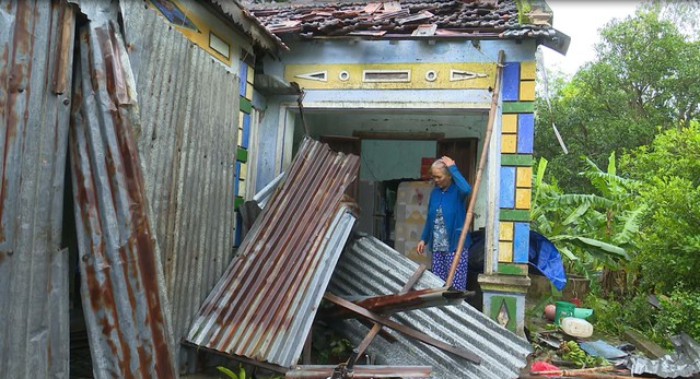 Phú Yên: Một người bị thương, 7 căn nhà bị tốc mái do giông lốc - Ảnh 1.