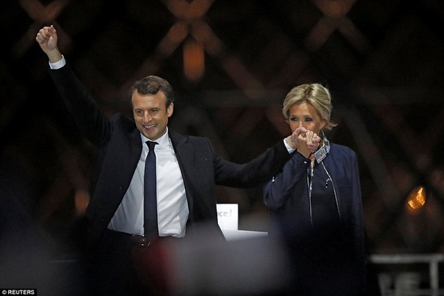 Người Pháp ăn mừng chiến thắng của Tổng thống đắc cử trẻ nhất lịch sử - Ảnh 1.