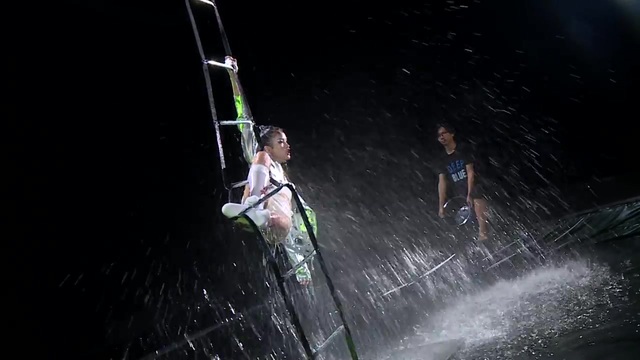 Vietnams Next Top Model 2017: Thí sinh chịu cảnh bị tạt nước, vật lộn tạo dáng trên thang dây - Ảnh 3.