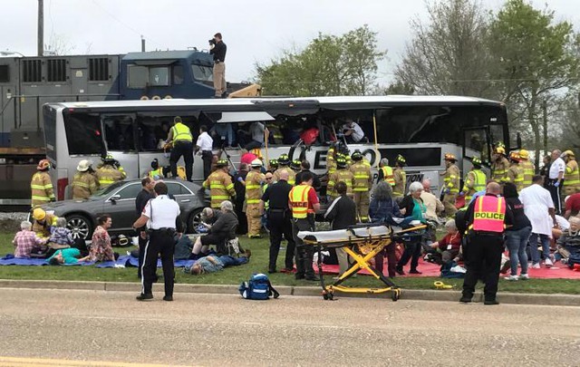 Mỹ: Tàu hỏa đâm xe khách, ít nhất 4 người thiệt mạng - Ảnh 1.