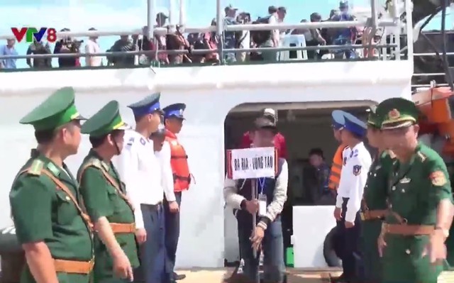 Việt Nam tiếp nhận 239 ngư dân Việt Nam bị Indonesia bắt giữ - Ảnh 1.