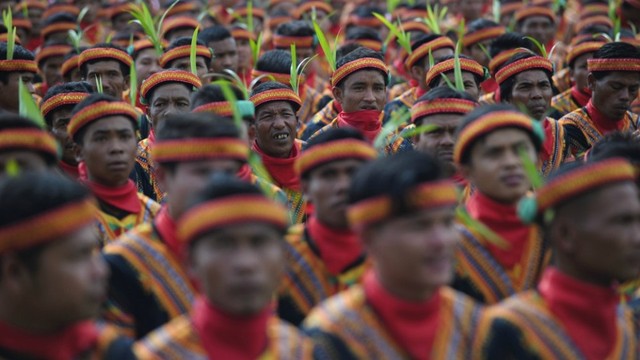 Hơn 10.000 người ở Indonesia phá vỡ kỷ lục cùng nhảy điệu truyền thống - Ảnh 1.