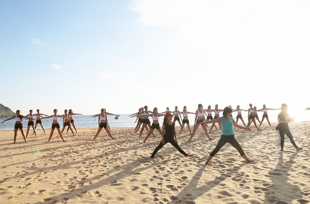 Hoa hậu Hữu nghị ASEAN: Dàn người đẹp trải nghiệm yoga dưới ánh bình minh - Ảnh 3.