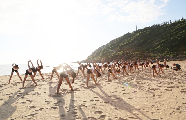 Hoa hậu Hữu nghị ASEAN: Dàn người đẹp trải nghiệm yoga dưới ánh bình minh - Ảnh 10.