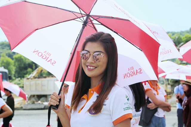 Thí sinh Hoa hậu Hữu nghị ASEAN mang nụ cười đến những công nhân tại Đèo Cả - Ảnh 15.