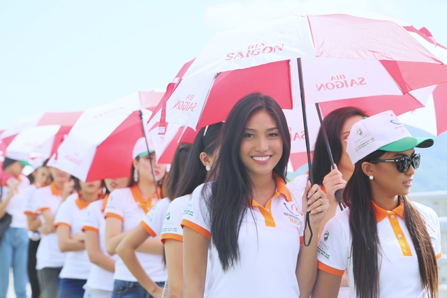 Thí sinh Hoa hậu Hữu nghị ASEAN mang nụ cười đến những công nhân tại Đèo Cả - Ảnh 3.