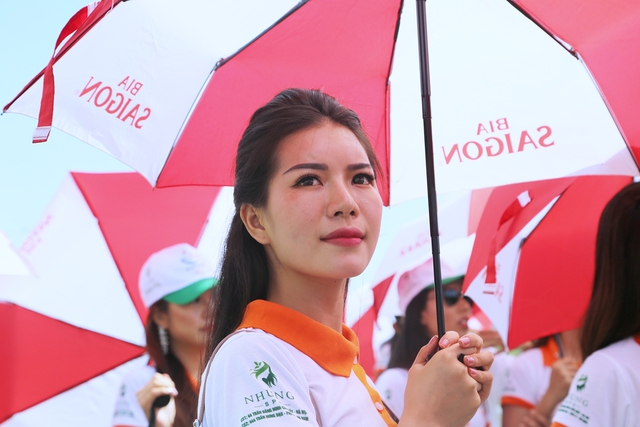 Thí sinh Hoa hậu Hữu nghị ASEAN mang nụ cười đến những công nhân tại Đèo Cả - Ảnh 13.