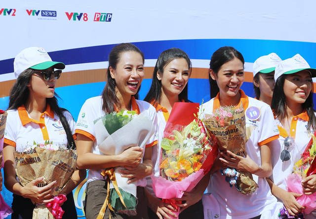 Thí sinh Hoa hậu Hữu nghị ASEAN mang nụ cười đến những công nhân tại Đèo Cả - Ảnh 11.