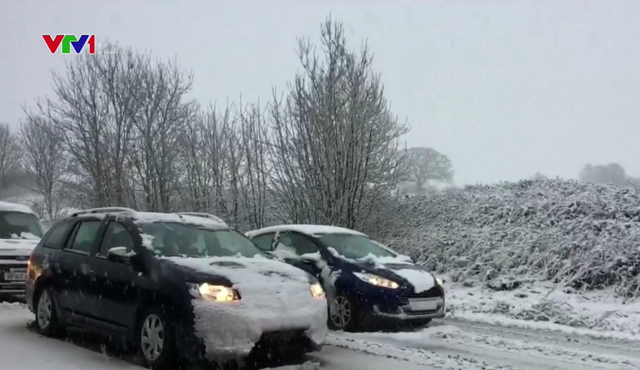 Tuyết rơi dày đặc cản trở giao thông tại nhiều nước châu Âu - Ảnh 1.