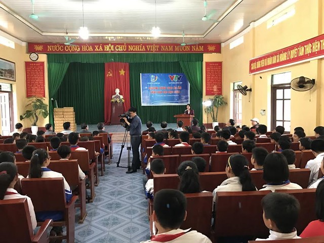 Quỹ Tấm lòng Việt trao áo ấm cho học sinh nghèo Thanh Hóa - Ảnh 2.