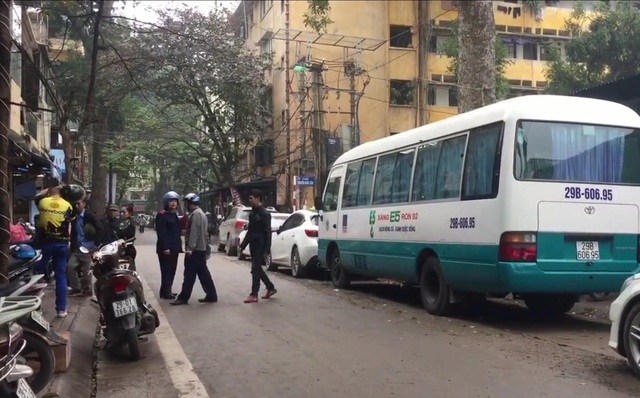 Quán bún chả trên xe khách giữa trung tâm Hà Nội đã bị di dời - Ảnh 1.