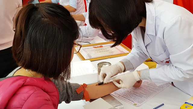 Hiến máu tình nguyện hưởng ứng Hành trình Đỏ 2017 tại phường Vạn Phúc - Ảnh 11.