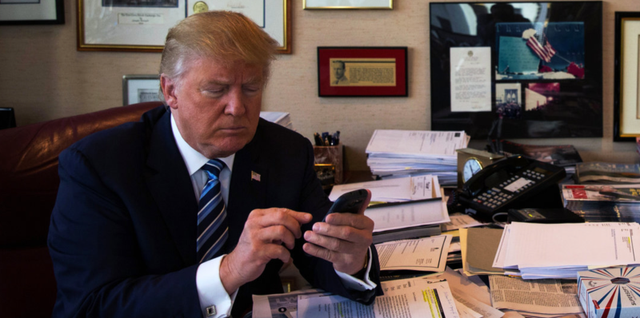 Bí mật gây sốc về chiếc iPhone của Tổng thống Trump - Ảnh 1.