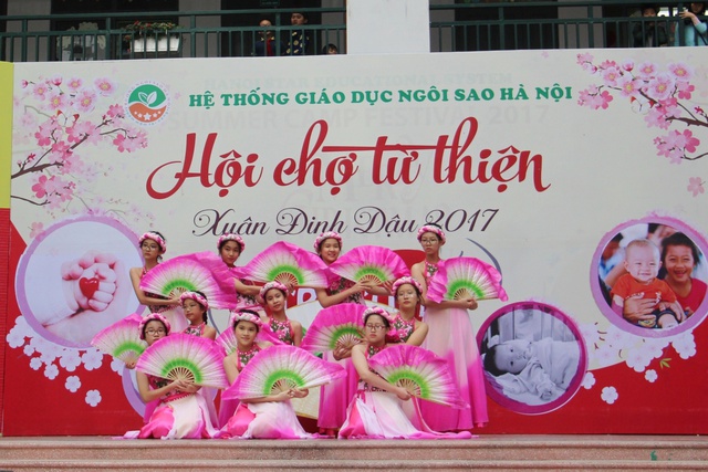 Tưng bừng Hội chợ Xuân Đinh Dậu 2017 của thầy và trò trường Ngôi Sao Hà Nội - Ảnh 4.