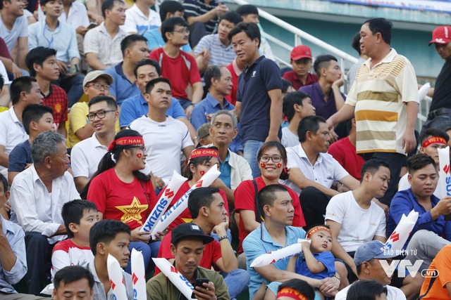 Khán giả đến sớm phủ kín Thống Nhất, mong U23 Việt Nam làm nên kỳ tích - Ảnh 9.
