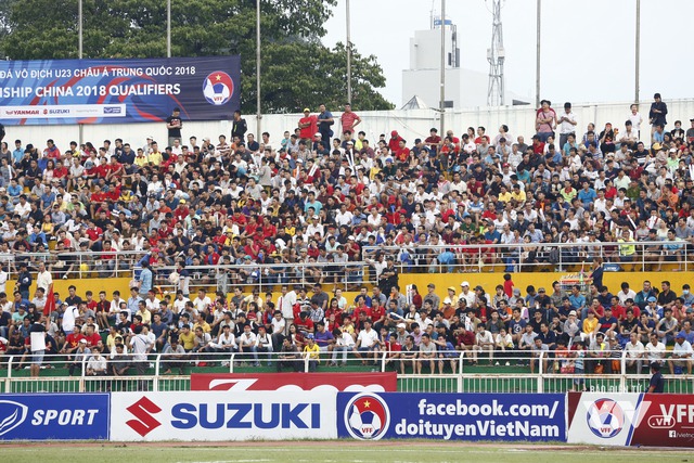 Khán giả đến sớm phủ kín Thống Nhất, mong U23 Việt Nam làm nên kỳ tích - Ảnh 7.