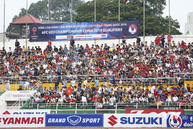 Khán giả đến sớm phủ kín Thống Nhất, mong U23 Việt Nam làm nên kỳ tích - Ảnh 6.