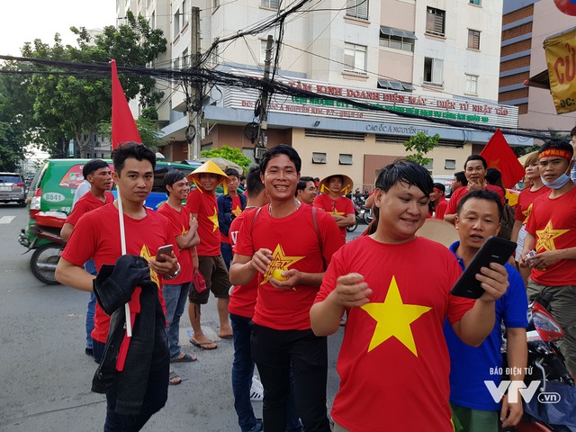 Khán giả đến sớm phủ kín Thống Nhất, mong U23 Việt Nam làm nên kỳ tích - Ảnh 5.