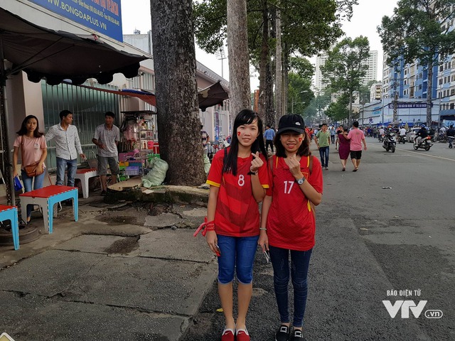 Khán giả đến sớm phủ kín Thống Nhất, mong U23 Việt Nam làm nên kỳ tích - Ảnh 2.