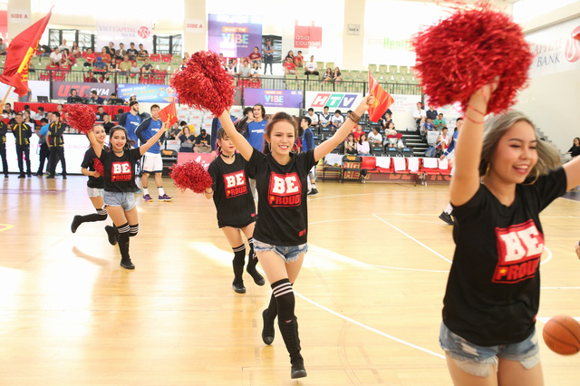Saigon Hotgirls cùng fans nhảy Flashmob, khán giả thích thú trải nghiệm dunk rổ - Ảnh 2.