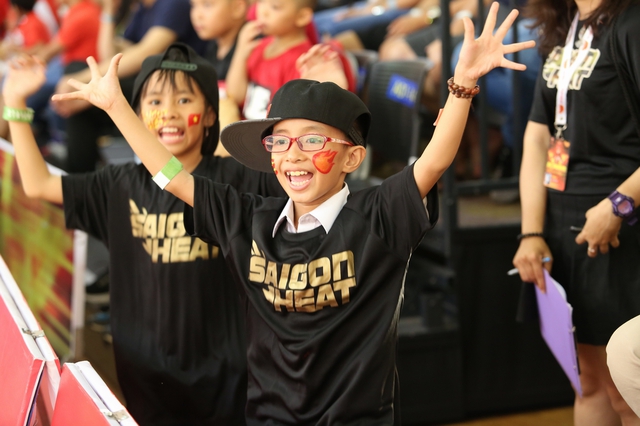 Saigon Hotgirls cùng fans nhảy Flashmob, khán giả thích thú trải nghiệm dunk rổ - Ảnh 3.
