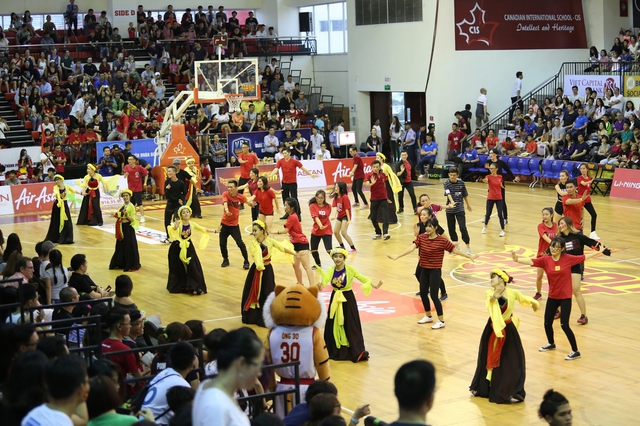 Saigon Hotgirls cùng fans nhảy Flashmob, khán giả thích thú trải nghiệm dunk rổ - Ảnh 1.