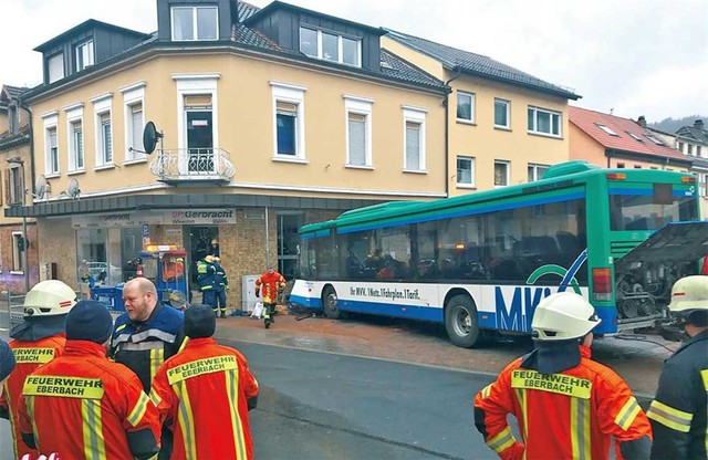 Tai nạn xe bus tại Đức, ít nhất 48 học sinh bị thương - Ảnh 4.
