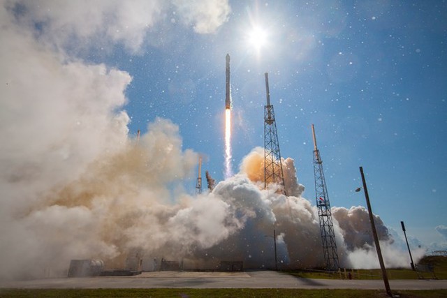SpaceX phóng vệ tinh tối mật của Chính phủ Mỹ lên quỹ đạo - Ảnh 1.