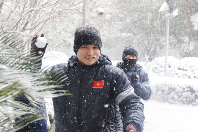 Cầu thủ U23 Việt Nam hào hứng với trời tuyết, HLV Park Hang Seo nhắc nhở - Ảnh 11.
