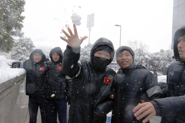 Cầu thủ U23 Việt Nam hào hứng với trời tuyết, HLV Park Hang Seo nhắc nhở - Ảnh 10.