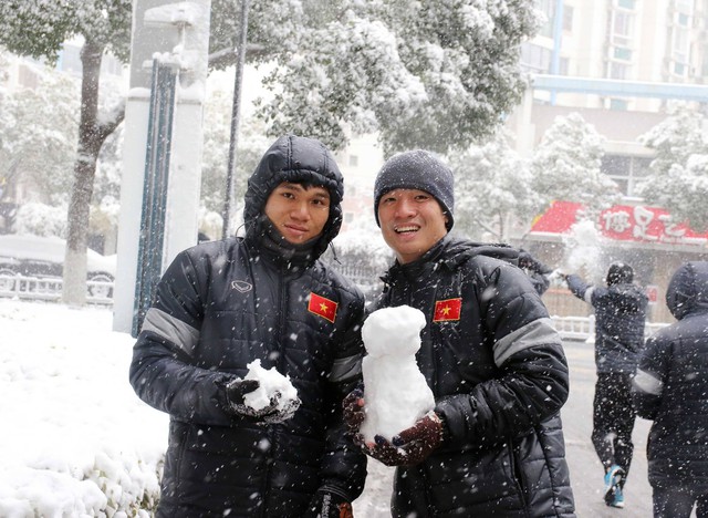 Cầu thủ U23 Việt Nam hào hứng với trời tuyết, HLV Park Hang Seo nhắc nhở - Ảnh 8.