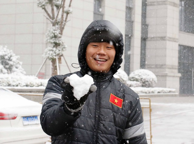 Cầu thủ U23 Việt Nam hào hứng với trời tuyết, HLV Park Hang Seo nhắc nhở - Ảnh 4.