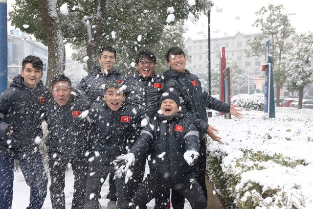 Cầu thủ U23 Việt Nam hào hứng với trời tuyết, HLV Park Hang Seo nhắc nhở - Ảnh 3.