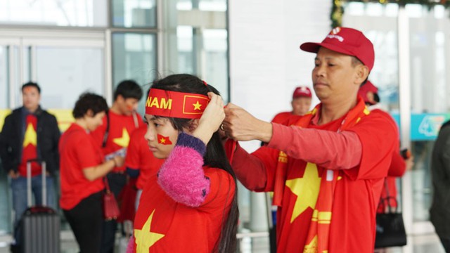 Người hâm mộ tưng bừng lên đường sang Thường Châu cổ vũ cho U23 Việt Nam - Ảnh 1.