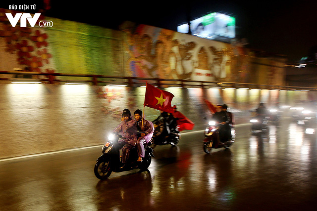 CĐV Việt Nam lái máy cày ăn mừng trên đường phố Hà Nội - Ảnh 11.
