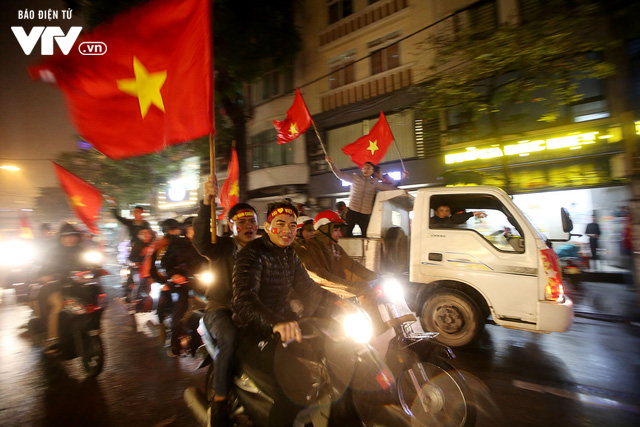 CĐV Việt Nam lái máy cày ăn mừng trên đường phố Hà Nội - Ảnh 12.