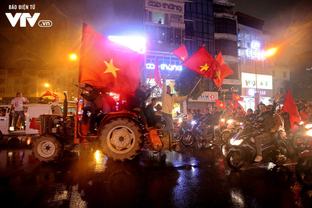 CĐV Việt Nam lái máy cày ăn mừng trên đường phố Hà Nội - Ảnh 14.