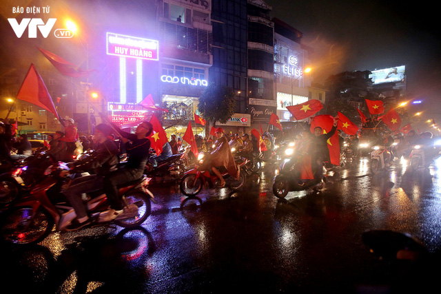 CĐV Việt Nam lái máy cày ăn mừng trên đường phố Hà Nội - Ảnh 15.