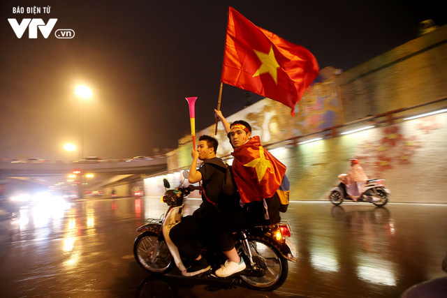 CĐV Việt Nam lái máy cày ăn mừng trên đường phố Hà Nội - Ảnh 9.