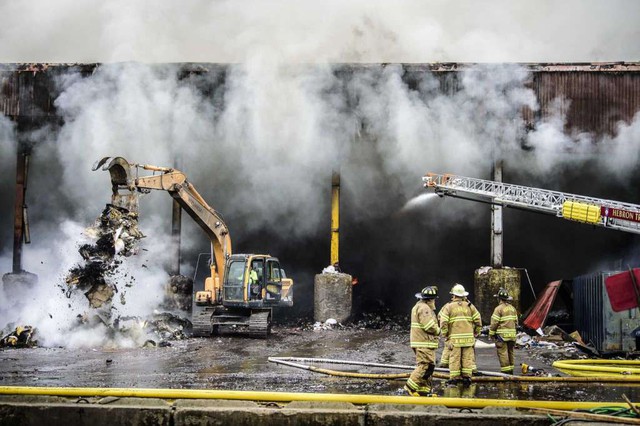 Mỹ: 100 nhân viên cứu hỏa tham gia chữa cháy tại nhà máy giấy - Ảnh 4.