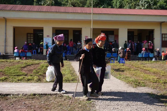 Khám bệnh, cấp thuốc miễn phí cho hơn 600 hộ dân Mường Nhé - Ảnh 2.