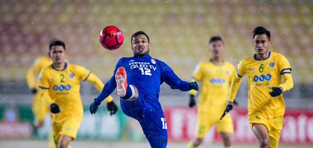 Play-offs AFC Champions League: FLC Thanh Hóa thua đậm trên mặt sân phủ tuyết - Ảnh 1.