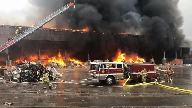 Mỹ: 100 nhân viên cứu hỏa tham gia chữa cháy tại nhà máy giấy - Ảnh 2.