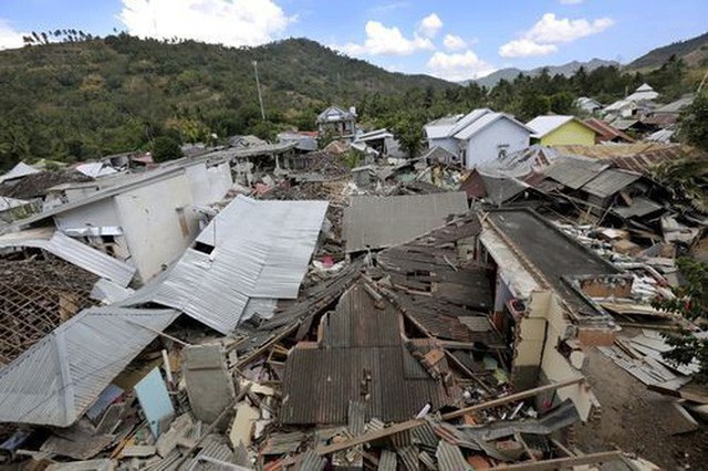 Động đất, sóng thần tại Indonesia: Người may mắn sống sót vẫn chưa hết bàng hoàng - Ảnh 1.