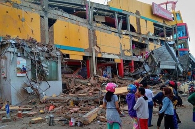 Động đất, sóng thần tại Indonesia: Chôn cất tập thể các nạn nhân để ngăn dịch bệnh bùng phát - Ảnh 1.